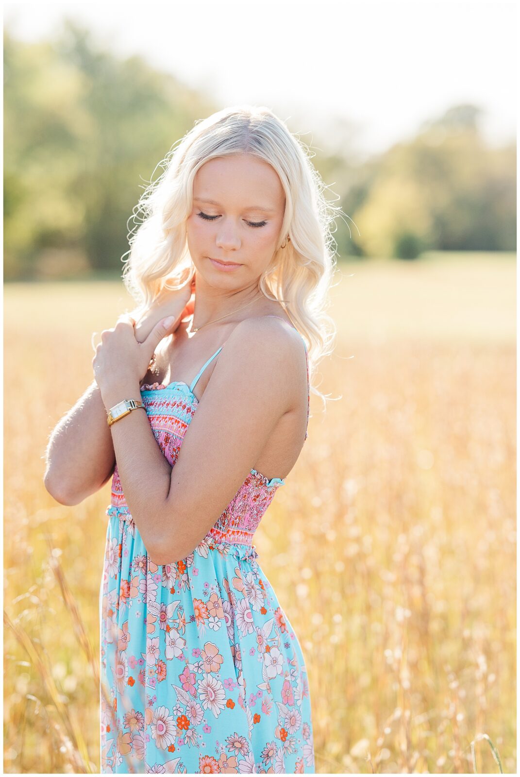 Senior photos in an open field.
